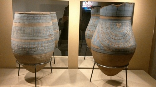 《植物文様が描かれた青色彩文土器》(前1351~前1334年頃)(C) Staatliche Museen zu Berlin, Ägyptisches Museum und Papyrussammlung