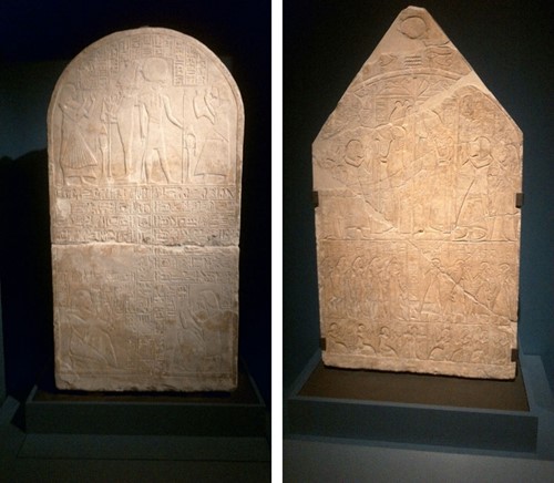 左)《王の書記ウプウアウトメスのステラ》(前1550~前1292年頃) (C) Staatliche Museen zu Berlin, Ägyptisches Museum und Papyrussammlung 右)《神々を礼拝する死者とその家族を描いたカマのステラ》(前1292~前1070年頃) (C) Staatliche Museen zu Berlin, Ägyptisches Museum und Papyrussammlung