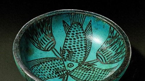 《３匹の魚とロータスを描いた浅鉢》（450～前1400年頃） (C) Staatliche Museen zu Berlin, Agyptisches Museum und Papyrussammlung / S. Steisß