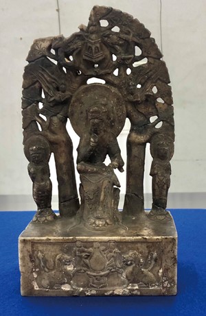 ““《弥勒三尊像》(557年、東京藝術大学美術館蔵)