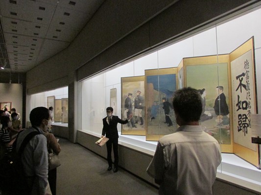“「あやしい絵展」会場での担当学芸員のギャラリートーク”