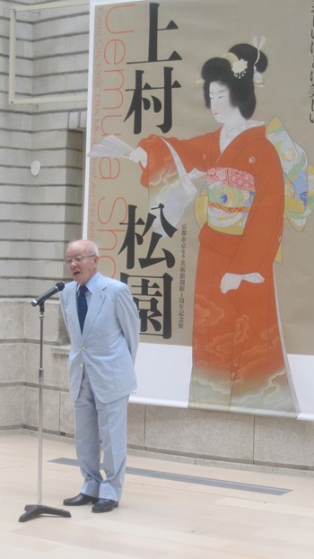 “「上村松園展」内覧会で挨拶する孫で日本画家の上村淳之氏”