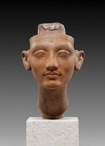 《ネフェルトイティ王妃あるいは王女メリトアテンの頭部》(前1351~前1334頃) (C) Staatliche Museen zu Berlin, Ägyptisches Museum und Papyrussammlung / S. Steisß